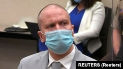 Antigo polícia Derek Chauvin ouve a sentença em Minneapolis, 25 de Junho de 2021