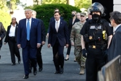 Después de amenazar con movilizar al ejército, el presidente Donald Trump visitó una iglesia próxima a la Casa Blanca acompañado del secretario de Defensa, Mark Esper, y del jefe del Estado Mayor Conjunto, el general Mark Milley.