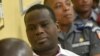 Le commandant ivoirien Jean-Noël Abehi, ancien chef de la gendarmerie, au premier plan, dans une salle d'audience du quartier général de l'armée dans le quartier du Plateau, le jour de son procès, avec huit officiers ivoiriens, à Abidjan, le 4 juin 2015. (AFP PHOTO/ Sia Kambou)