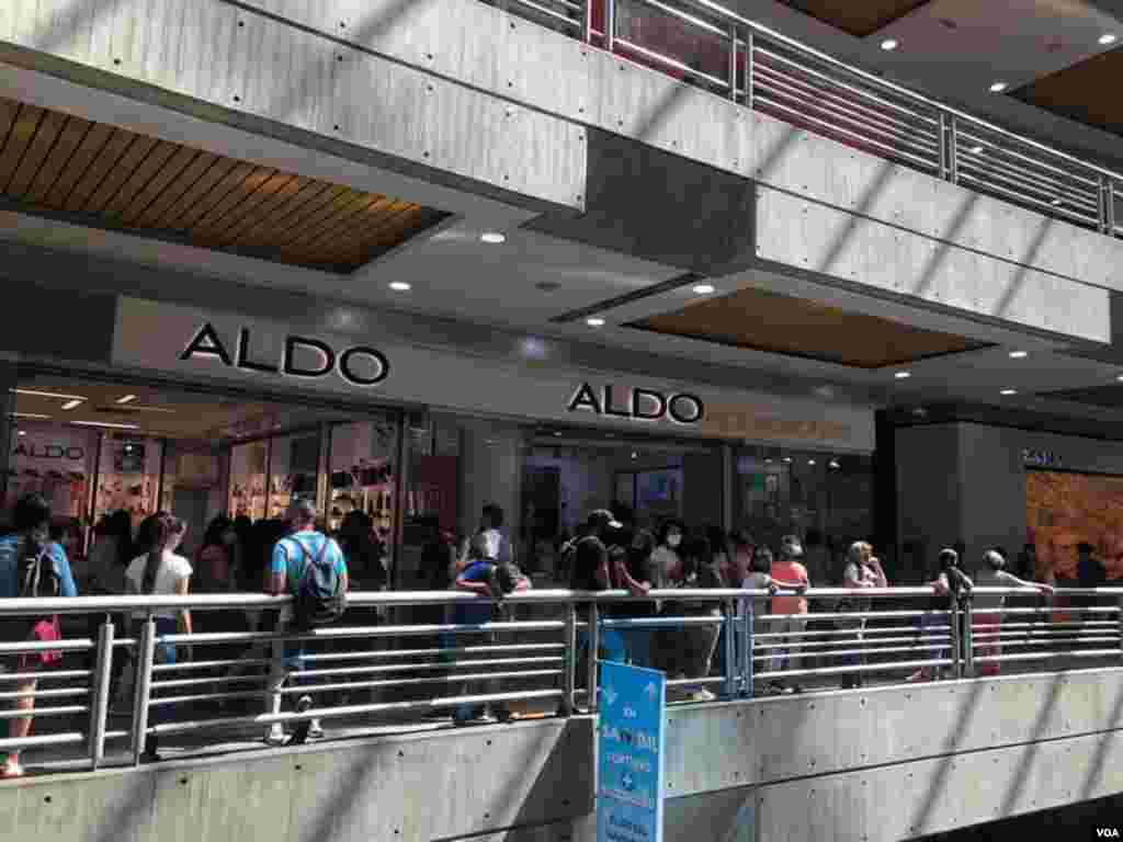 Quienes decidieron aprovechar el adelanto de la fecha hicieron filas desde temprano para esperar que abrieran las tiendas. Así se vio en el centro comercial el Sambil, hacia el este de Caracas. Foro: Fabiana Rondón - VOA.