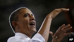 Obama ma'muriyati, xususan, jinoiy o’tmishi bo’lmagan, oilasi Amerikada yashayotgan nolegal immigrantlarga ko’proq imkon berayotgani qayd etiladi.