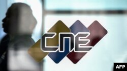 Logo del Consejo Nacional Electoral (CNE) de Venezuela en su sede principal en Caracas el 22 de Septiembre de 2023. (Foto Miguel ZAMBRANO / AFP)