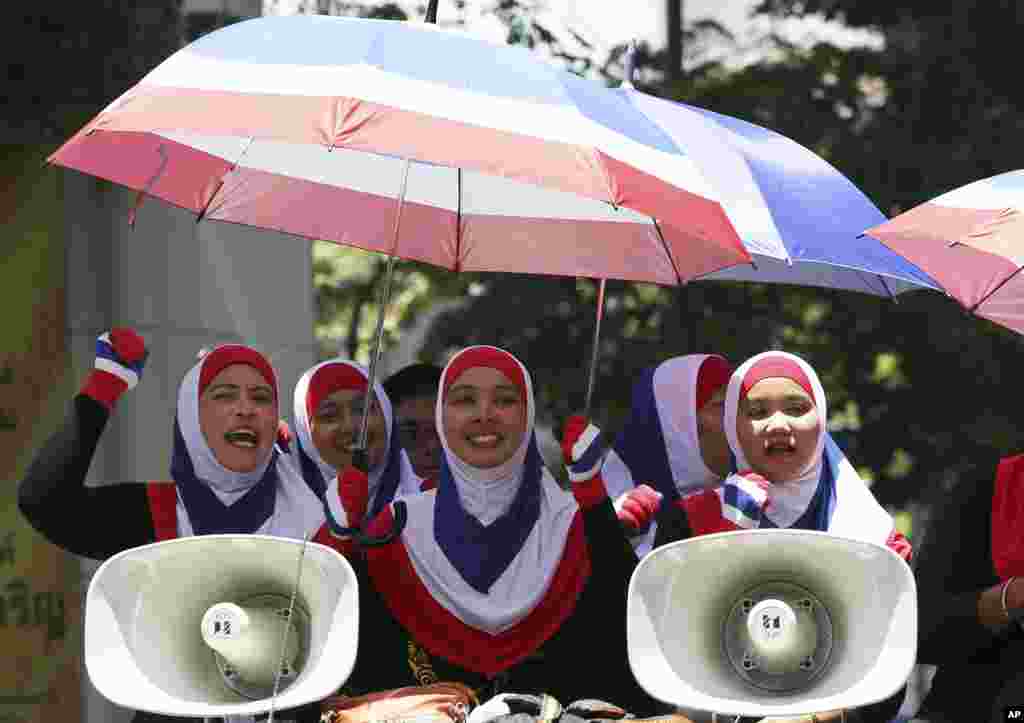 Anti-government protesters are singing as they ride on a truck during a rally. A court ousted Thailand's prime minister Yingluck Shinawatra for abuse of power, handing the anti-government demonstrators a victory for their efforts the past six months, in Bangkok, May 8, 2014.