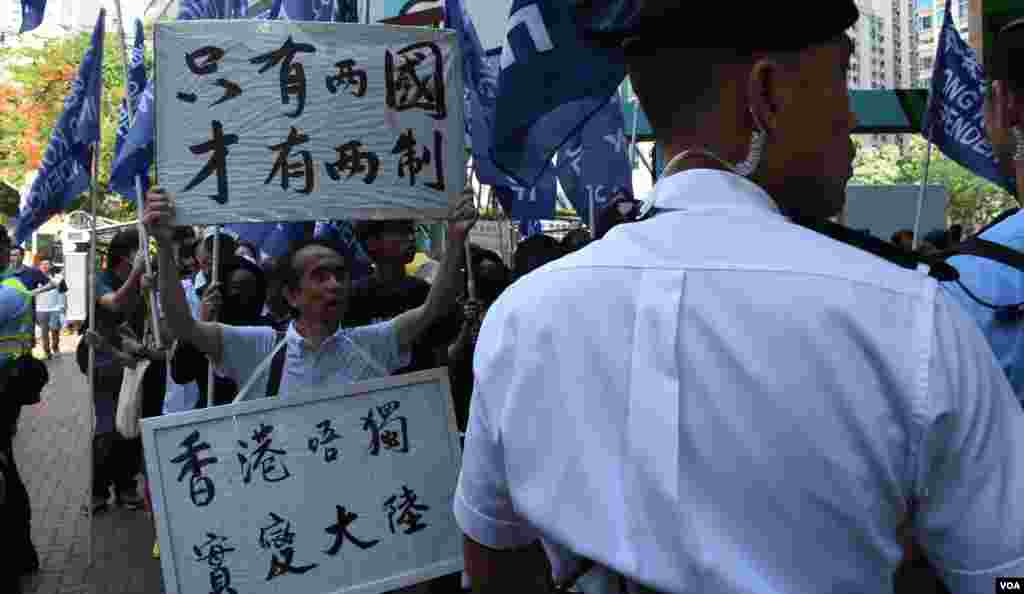 大批警員一度阻止獨派人士加入民陣遊行。(美國之音湯惠芸拍攝)