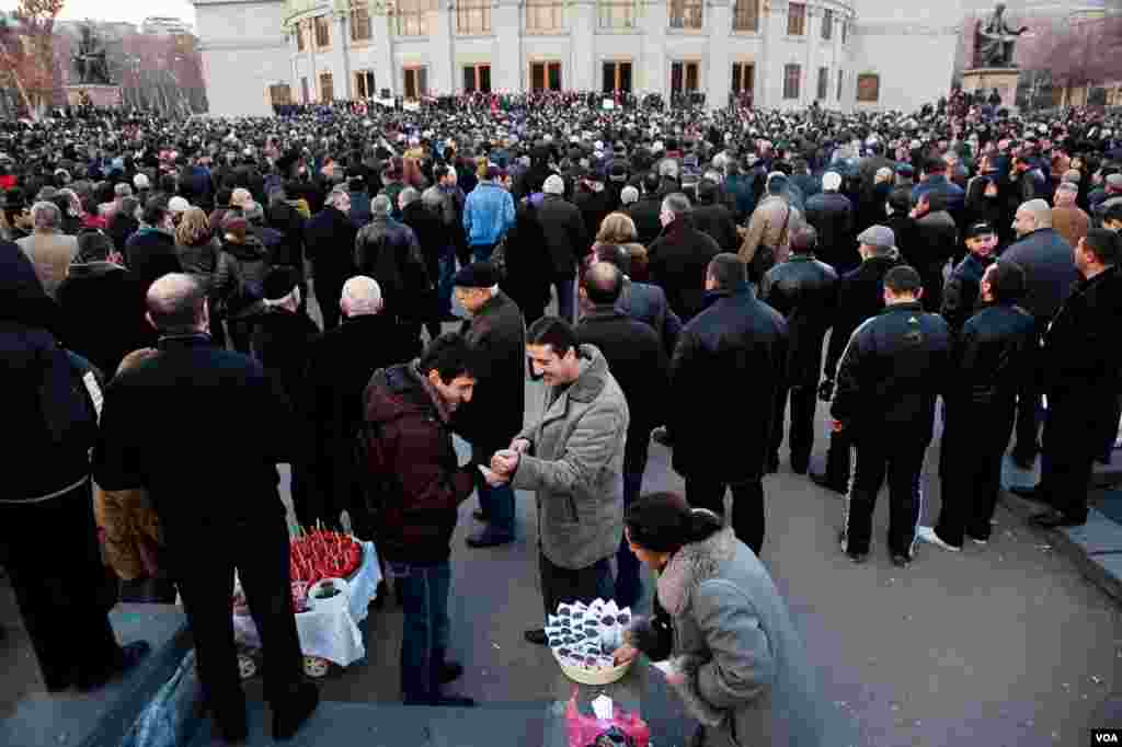 Protesters at Yerevan's Freedom Square the day that official results were announced, Feb. 20, 2013. (V. Undritz/VOA)
