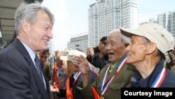 美国驻华大使博卡斯与二战中国老兵会面（2015年，图片来源：美国驻中国大使馆）