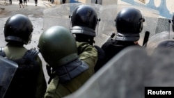 Des policiers marocains à Imzouren, Maroc, le 2 juin 2017.