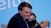 El presidente de Brasil, Jair Bolsonaro, saluda a la ministra de Agricultura, Tereza Cristina, durante la ceremonia de lanzamiento del Plano Safra 2020/2021, un plan de acción para el sector agrícola, en Brasilia. Foto Archivo.