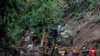 Rescatistas en el sitio donde siete personas desaparecieron después de un deslizamiento de tierra causado por lluvias torrenciales en Santo Tomás, El Salvador, el 4 de junio de 2020.