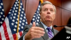 រូប​ឯកសារ៖ លោក​ Lindsey Graham ​សមាជិក​ព្រឹទ្ធសភា​ប្រចាំ​រដ្ឋ ​South Carolina ថ្លែង​ក្នុង​អំឡុង​សន្និសីទ​ព័ត៌មាន​នៅ​វិមាន​សភា Capitol Hill កាល​ពី​ថ្ងៃ​ទី​៦ ខែ​ធ្នូ ឆ្នាំ​២០១៧។
