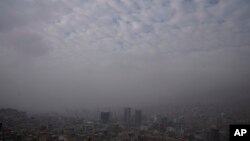La neblina y el humo de los incendios forestales se ciernen sobre La Paz, Bolivia, el lunes 9 de septiembre de 2024.