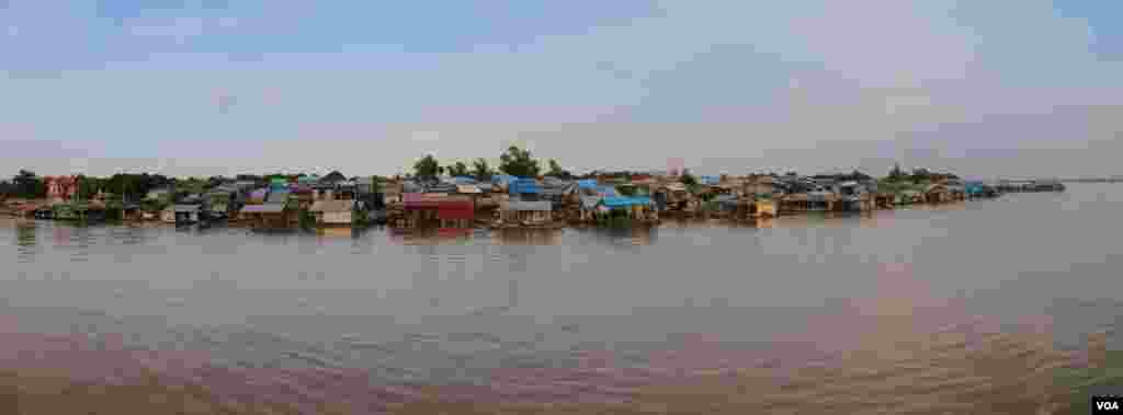 ភូមិមួយនៅក្បែរកំពង់ដ អរិយក្សត្រ ក្នុងឃុំអរិយក្សត្រ ខេត្តកណ្តាលនៃប្រទេសកម្ពុជា នៅថ្ងៃទី២៧ ខែកញ្ញា ឆ្នាំ២០១៤។ (នូវ ពៅលក្ខិណា)