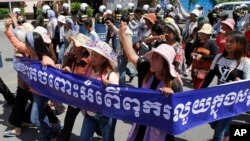 នៅ​ថ្ងៃ​ទី ២៩​ ខែឧសភា ឆ្នាំ ២០១៤ នៅ​ទីក្រុង​ភ្នំពេញ សកម្មជន​និង​បាតុករ តវ៉ា​ទាមទារ​ឲ្យ​រដ្ឋាភិបាល​បញ្ឈប់​ការធ្វើ​ដី​សម្បទាន​ទៅ​ឲ្យ​ក្រុមហ៊ុន​ឯកជន។