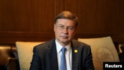 Valdis Dombrovskis gjatë një interviste në Shanghai, Kinë me agjencinë e lajmeve Reuters (23 shtator 2023)