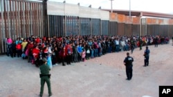 ARSIP – Foto tanggal 29 Mei 2019 dirilis oleh US CBP menunjukkan 1.036 migran di perbatasan AS-Meksiko di El Paso, Texas, jumlah terbesar yang pernah ditemukan petugas di perbatasan (US CBP via AP, Arsip)