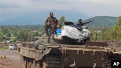 Soda moko ya mampinga ma Ekolo Congo démocratique likolo ya likalo na nzela ya Rutshuru, epayi bitumba na M23 bingalaki, pene na Goma, Congo, November 19, 2012.