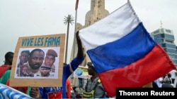 Une effigie du colonel Assimi Goita, dirigeant du Mali, à côté d'un drapeau russe lors d'un rassemblement de soutien aux forces armées maliennes à Bamako.