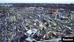 Pemandangan dari udara pabrik lilin yang hancur setelah dihantam tornado di Mayfield, Kentucky, Sabtu, 11 Desember 2021. (Foto: Michael Gordon/Storm Chasing video via Reuters)