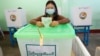 ၂၀၂၀ ခုနှစ်ရွေးကောက်ပွဲအတွက် နေပြည်တော်ရှိ မဲရုံတခုမှာ မဲပေးနေသူ တဦး။ (နိုဝင်ဘာ ၀၈၊ ၂၀၂၀)