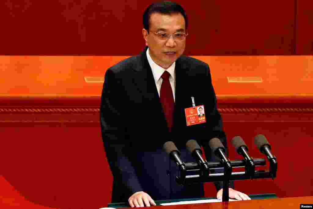 中国国务院总理李克强2018年3月5日在北京人民大会堂举行的全国人大会议开幕式上发表政府工作报告。