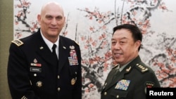 General Rey Odiyerno, Xitoy harbiy komissiyasi vitse-prezidenti Fan Changlong Pekinda ko'rishayapti. 21-fevral, 2014-yil.