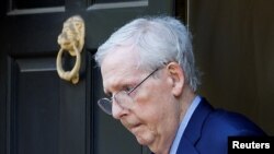 El líder de la minoría del Senado de EEUU, el republicano Mitch McConnell abandona su casa en Washington para regresar a trabajar en el Senado, días después de quedarse paralizado mientras hablaba con los periodistas. Visto en Washington, el 5 de septiembre de 2023.