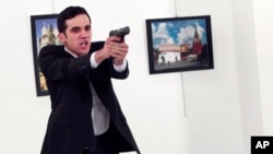L'assassin présumé d'Andreï Karlov, l'ambassadeur russe en Turquie. (AP Photo/Burhan Ozbilici)