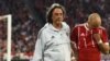 Le médecin de l'équipe allemande de football et du Bayern Munich, Hans-Wilhelm Müller-Wohlfahrt, à gauche, aide le milieu de terrain bavarois, Arjen Robben, blessé lors du match aller du FC Bayern Munich contre le Real Madrid CF à Munich, dans le sud de l