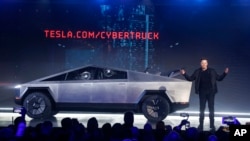 Ilon Mask Teslaning "Cybertruck" avtomobili taqdimotida. Kaliforniya shtati, 21-noyabr, 2019.
