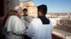 El Papa Francisco entrega el mensaje "Urbi et Orbi" desde el balcón principal de la Basílica de San Pedro en el Vaticano, 25 de diciembre de 2019. (Foto de Medios del Vaticano)