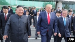 도널드 트럼프 미국 대통령과 문재인 한국 대통령, 김정은 북한 국무위원장이 지난 6월 판문점에서 만났다. 