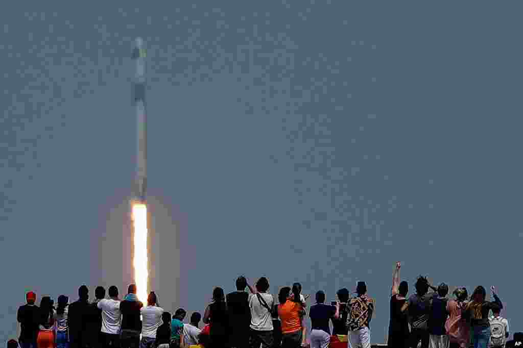 El primer intento de lanzamiento programado para el miércoles pasado fue pospuesto debido a la tormenta en las cercanías del Centro Espacial Kennedy.