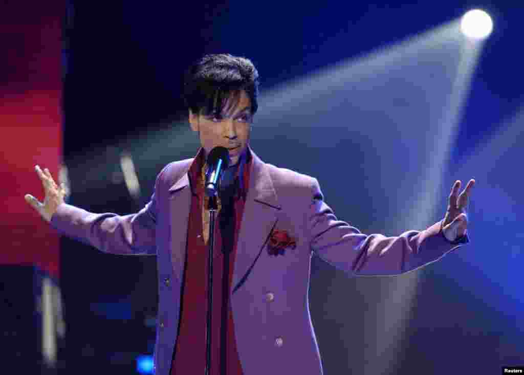 FILE - Singer Prince performs in a surprise appearance on the "American Idol" television show finale at the Kodak Theater in Hollywood, California, May 24, 2006.