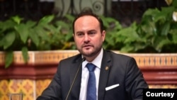 El canciller de Guatemala Pedro Brolo dice que la aprobación del TPS permitiría que guatemaltecos en el extranjero puedan formalizar el permiso de trabajo. [Foto: Cortesía Cancillería]