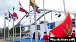 Upacara pengibaran bendera Montenegro di markas NATO di Brussels, Belgia, Rabu (7/6). 