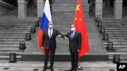Estamos juntos. Lavrov à esquerda e o seu homólgo chinês Wang Yi em visita anterior