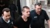 Россиянин Александр Винник (в центре) в сопровождении сотрудников полиции прибыл в здание суда в Салониках 4 октября 2017 года.