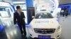 Un homme passe devant une voiture autonome Baidu Apollo exposée lors d'une exposition sur le transport intelligent à Hangzhou, dans la province du Zhejiang (Chine), le 21 décembre 2018.
