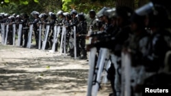 Fuerzas de la Guardia Nacional de México custodian la ribera del río en Ciudad Hidalgo, el 21 de enero de 2020, para impedir el paso de una caravana de migrantes centroamericanos.