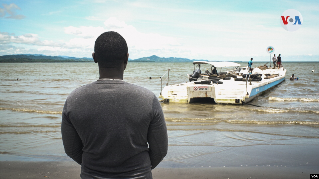 Este migrante haitiano espera con ansias la terminación del segundo puerto de Necoclí. Ya compró el boleto que según él, lo llevará a cumplir su sueño americano.