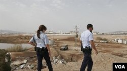 Polisi Israel memeriksa lokasi serangan roket di sebuah lokasi tak jauh dari Pelabuhan Laut Merah.