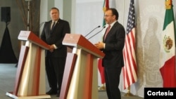 El secretario de Estado, Mike Pompeo, izquierda, se reunió con su homólogo mexicano, Luis Videgaray y hablaron del problema que representa la llegada de la caravana de migrantes. [Foto: Cortesía, cancillería de México]. 