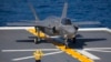 美国海军陆战队一架F-35B战机2021年10月3日首次成功在日本出云号直升机航母上起降（美国海军陆战队照片）