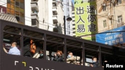 资料照：香港街头，人们带着口罩乘坐公交车。