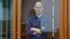 Reporter Wall Street Journala Evan Gershkovich, kome se sudi po optužbama za špijunažu u ograđenom prostoru za optužene pre sudskog saslušanja u Jekaterinburgu. (Foto:REUTERS/Evgenia Novozhenina)