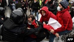 La policía detiene a manifestantes durante una manifestación en apoyo del líder opositor encarcelado Alexei Navalny en el centro de Moscú el 23 de enero de 2021.