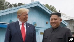 도널드 트럼프 미국 대통령과 김정은 북한 국무위원장이 지난 6월 30일 군사분계선을 넘어 남측 판문점에 도착한 후 환하게 웃고 있다. 