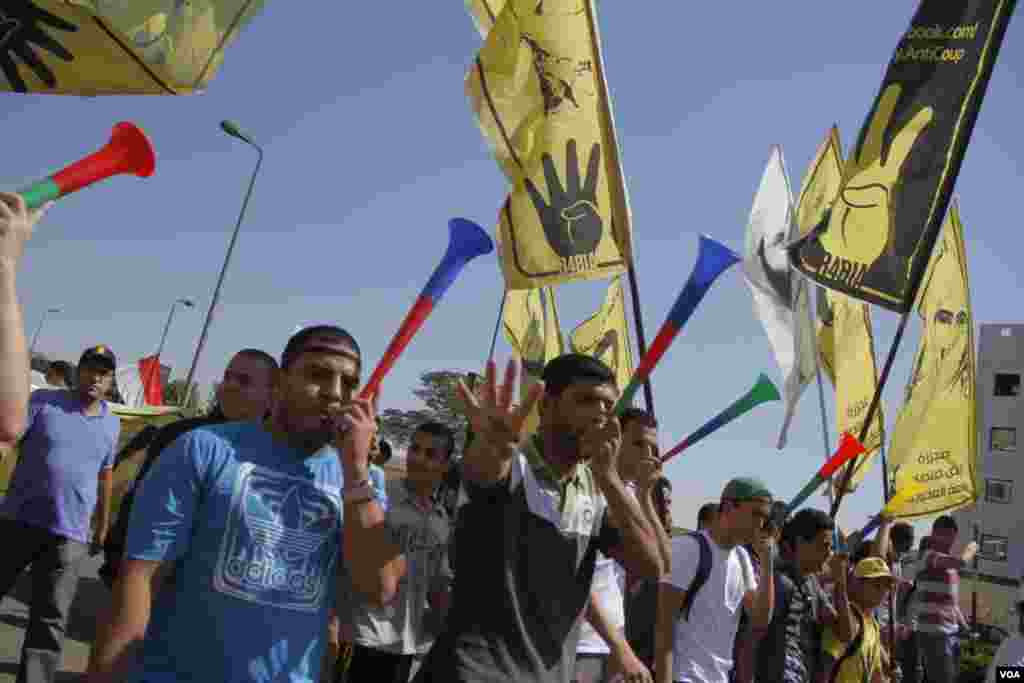 Anti-coup protesters in Nasr City, Cairo, Oct. 11, 2013. (Hamada Elrasam for VOA)