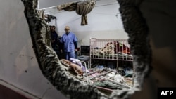 FILE - Kerusakan di sebuah ruangan rumah sakit Nasser di Khan Yunis, Jalur Gaza selatan, setelah pemboman Israel, 17 Desember 2023, di tengah pertempuran dengan kelompok militan Palestina Hamas.