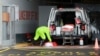 Un agent de la santé désinfecte une ambulance au Christiaan Barnard Memorial Hospital au Cap, en Afrique du Sud, le vendredi 10 juillet 2020. (Photo AP)